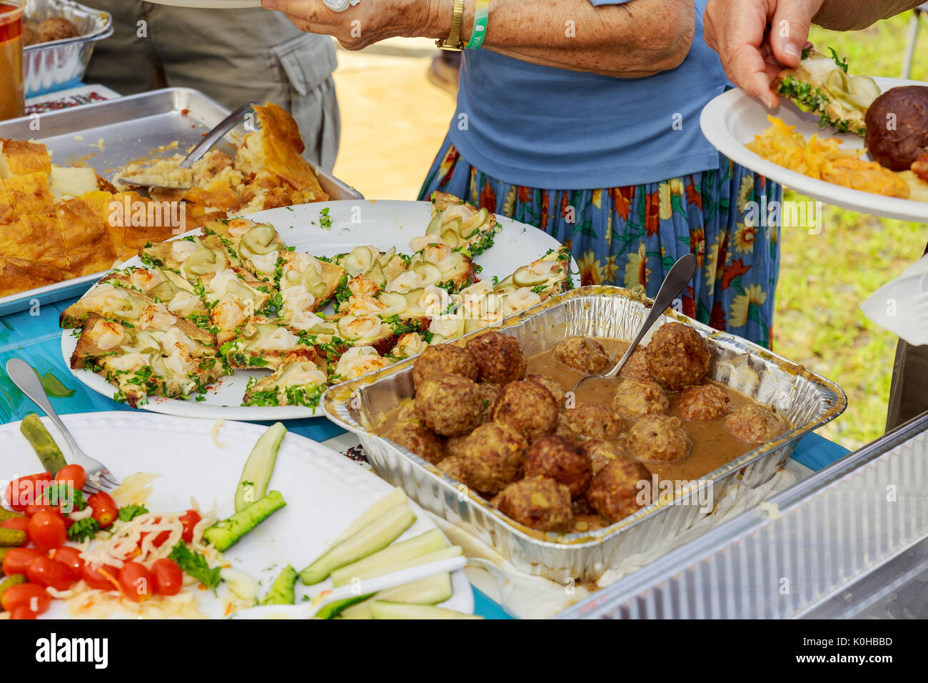 Ein Frühstücksbuffet an einem Feiertag auf der Straße essen Kulinarische am Markt verkauft. Stockfoto