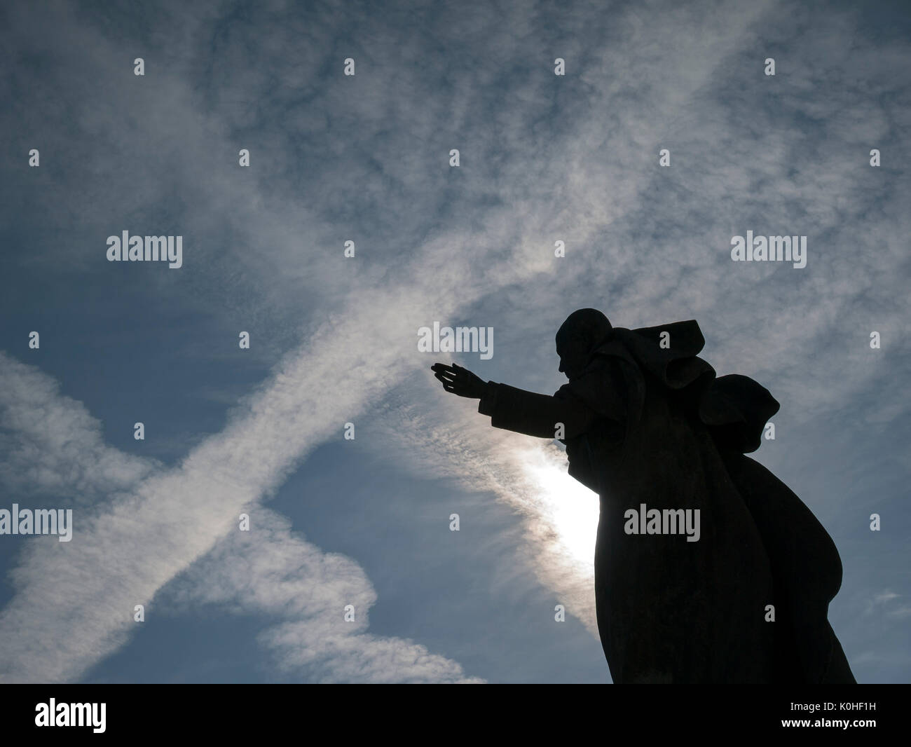 Estatua de Juan Pablo II frente a la Catedral de la Almudena. Madrid Hauptstadt. España Stockfoto