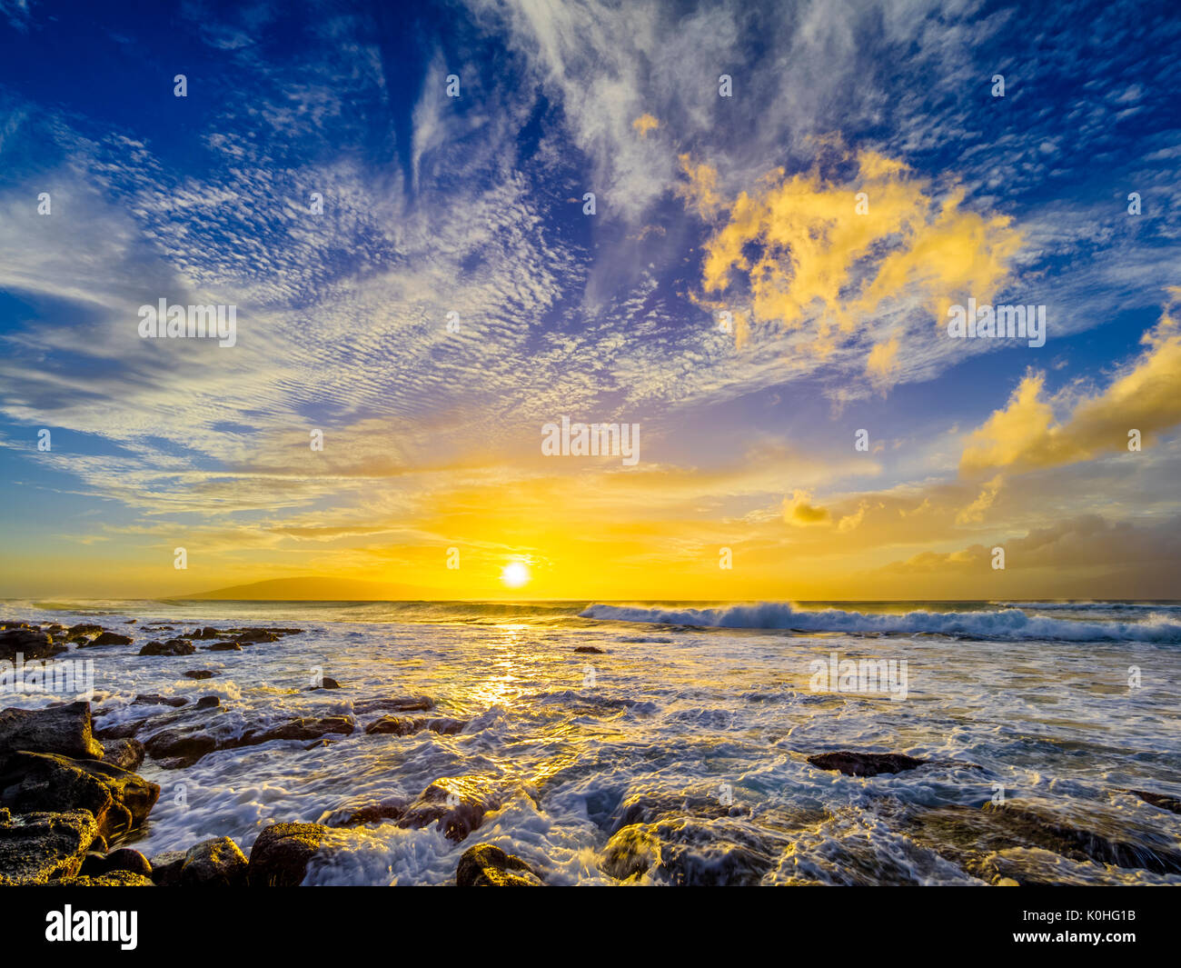 Maui ufer Wellen mit Lanai im Hintergrund, Hawaii Stockfoto