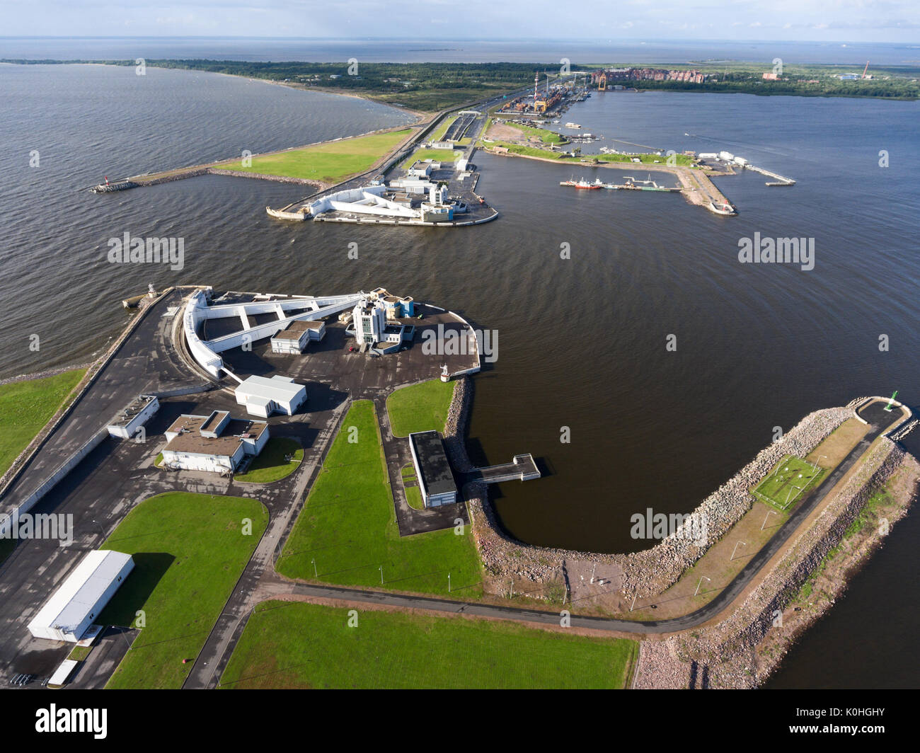 Ansicht von oben auf die Navigation pass S-1 von Sankt-petersburg dam. Es ist ein Sturmflutwehr im östlichen Teil des Finnischen Meerbusens, Russland. Luftaufnahme Stockfoto