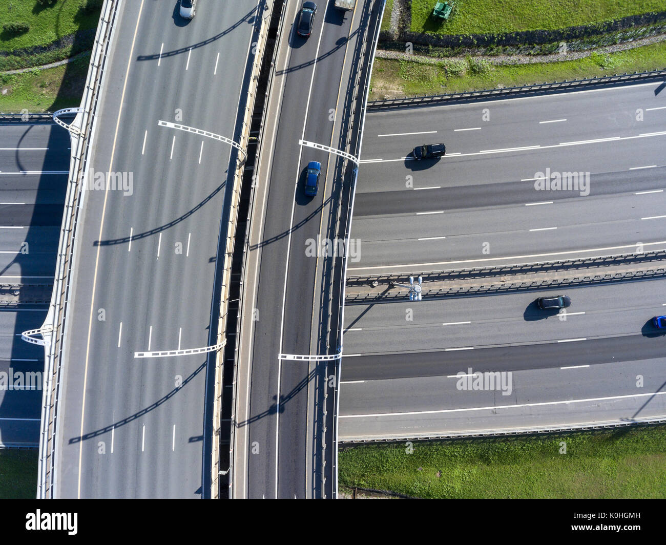 Kontrollierter Zugriff auf Autobahnen kreuzen auf verschiedenen Ebenen. Ansicht von oben Stockfoto