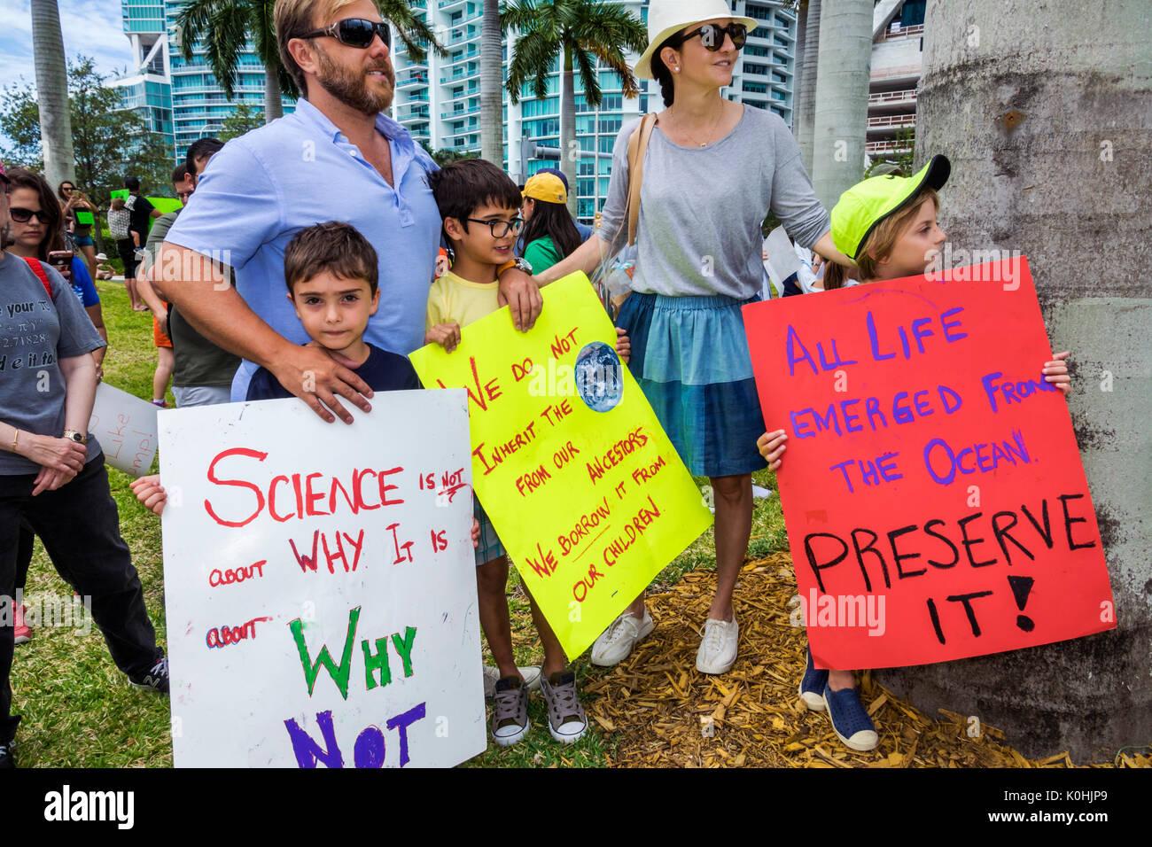 Miami Florida, Museumspark, Wissenschaftsmarsch, Protest, Kundgebung, Schild, Plakat, Protestler, Familie Familien Eltern Eltern Kinder, Jungen, männliche Kinder c Stockfoto