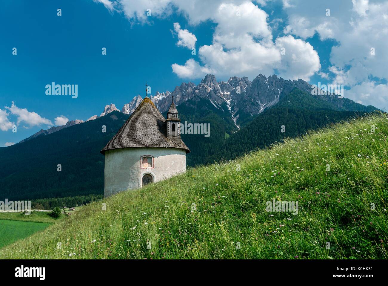 Toblach, Dolomiten, Südtirol, Italien. Die Kapelle von Lerschach. Im Hintergrund der Gipfel des Haunold/Croda dei Baranci Stockfoto