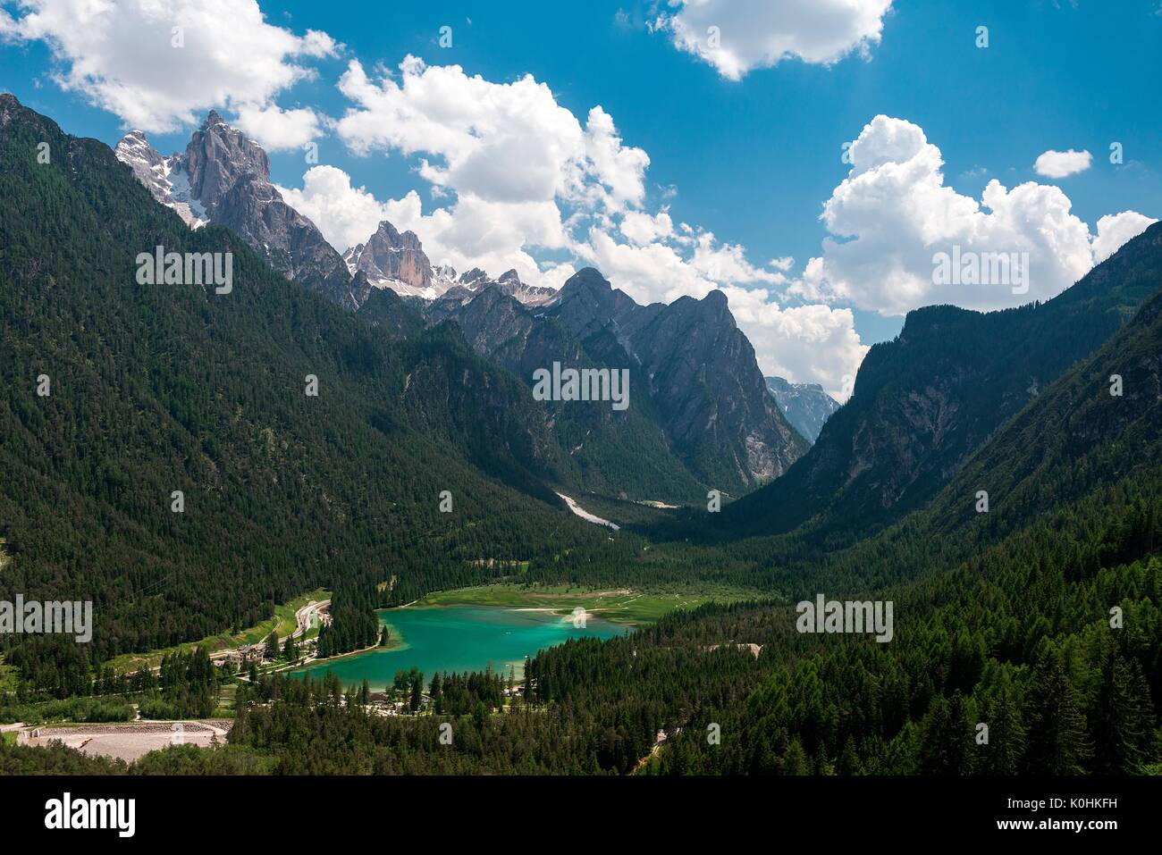 Toblach, Dolomiten, Südtirol, Italien. Der Toblacher See mit den Gipfeln des Croda dei Baranci und Croda Bagnata. Stockfoto