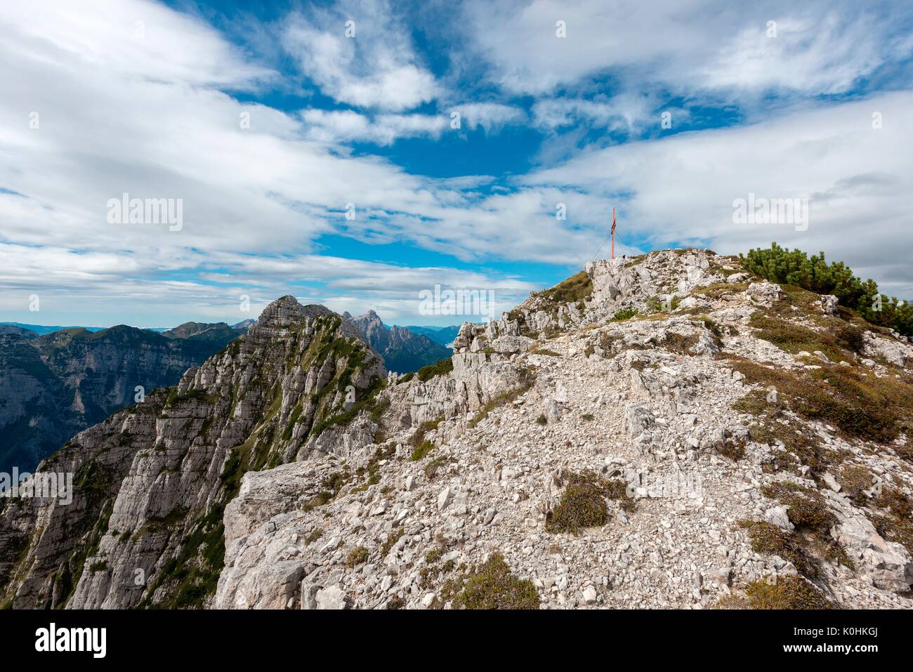 Pizzon, Monti del Sole, Dolomiten, Venetien, Italien. Auf dem Gipfel der Pizzon in den Monti del Sole Stockfoto