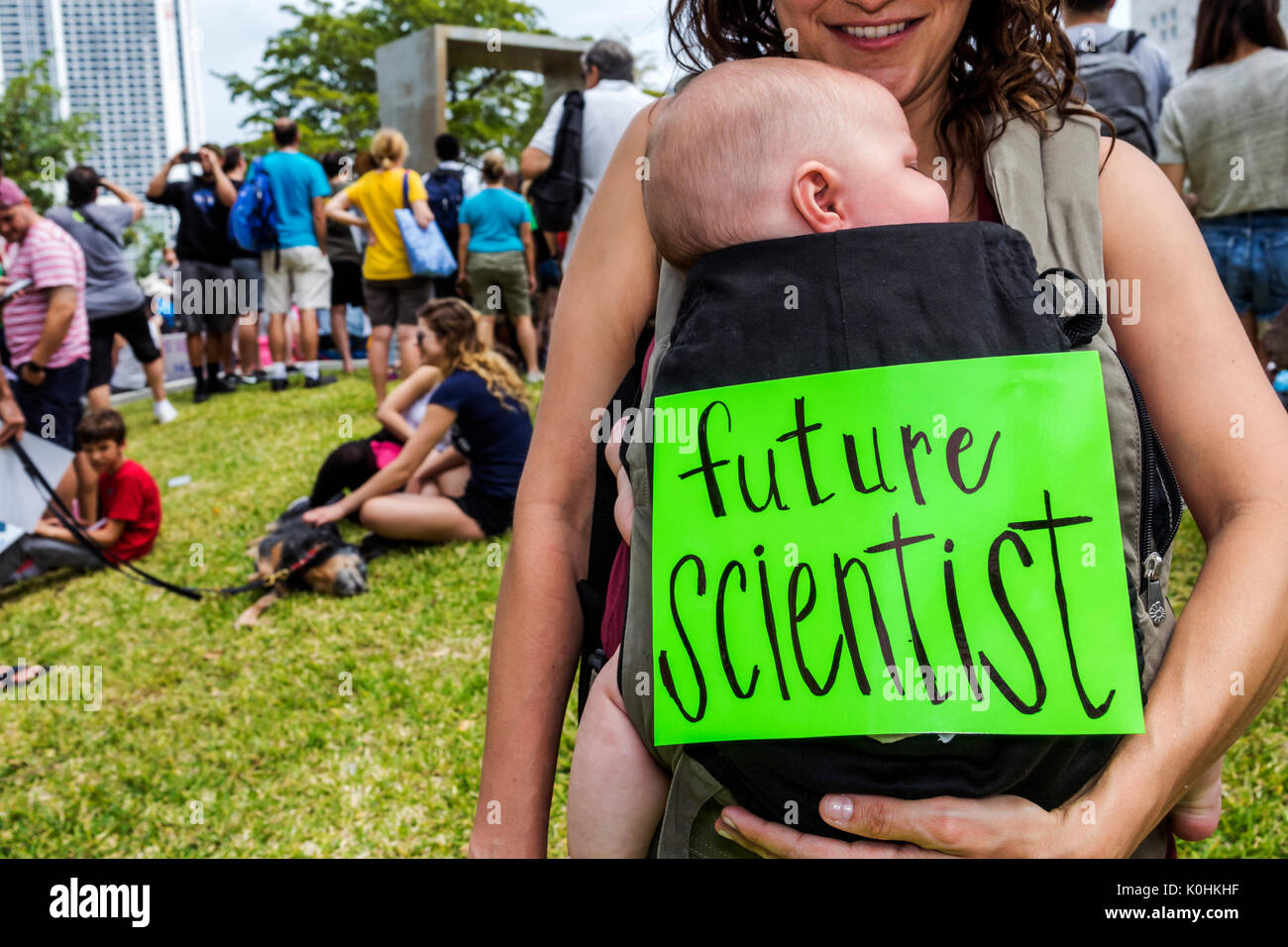 Miami Florida, Museumspark, Wissenschaftsmarsch, Protest, Kundgebung, Schild, Plakat, Protestler, Baby Babys, Kinder, Mutter, Lehrer, FL170430136 Stockfoto