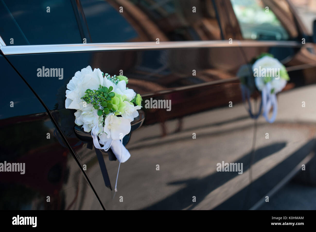 Ansteckblume auf der Hochzeit Auto Griff Stockfoto