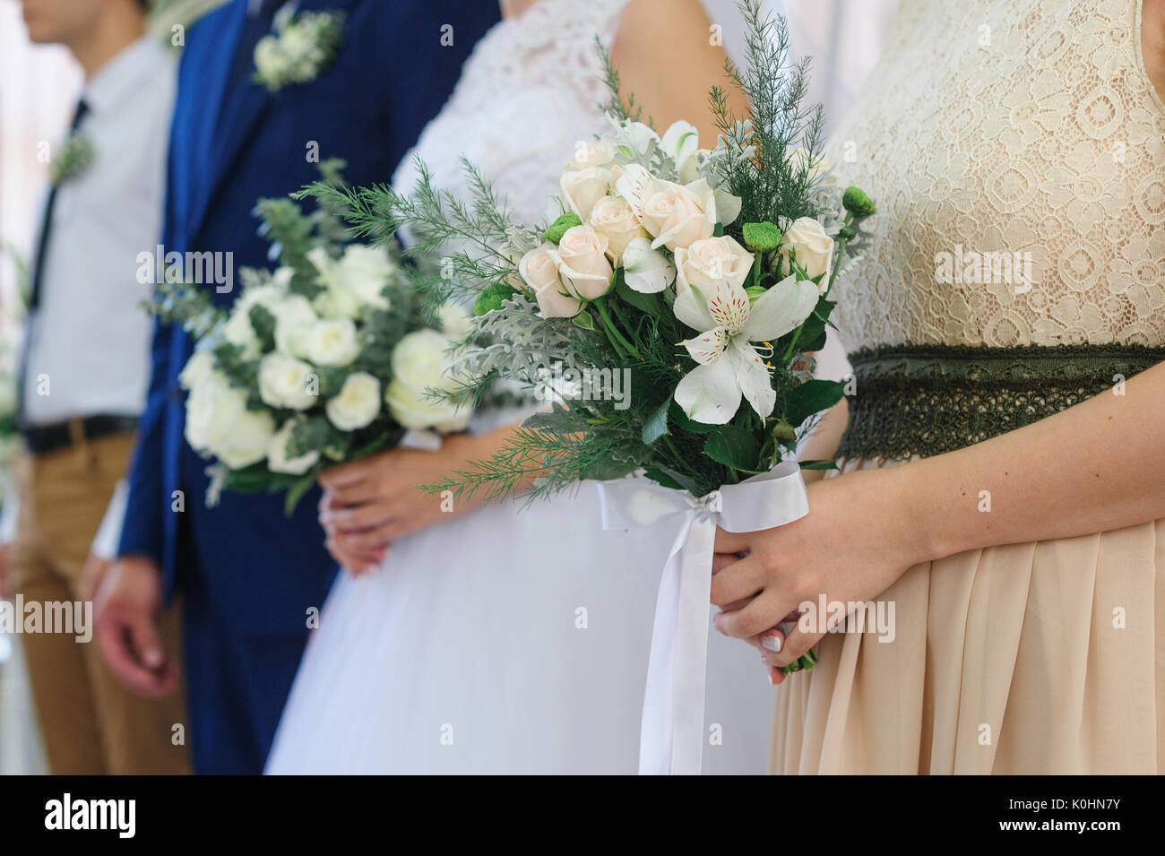 Braut und Bräutigam stehen bei der Trauung Stockfoto