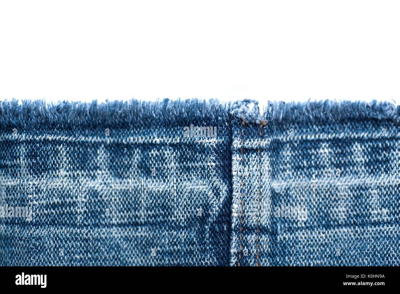 Fabric Textur von Jeans und weißem Hintergrund mit Platz für Text Stockfoto