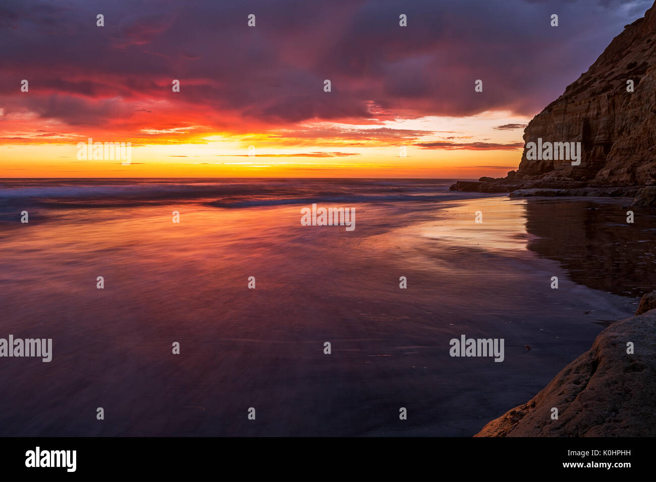 Farbenfroher Sonnenuntergang über dem Meer am Strand in Del Mar, Kalifornien Stockfoto