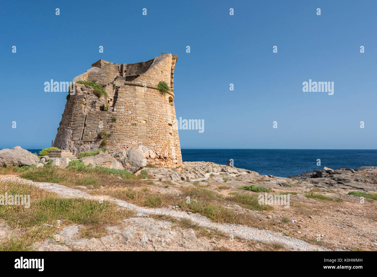 Santa Cesarea Terme, Porto Miggiano, Provinz Lecce, Salento, Apulien, Italien. Der Turm Miggiano Stockfoto