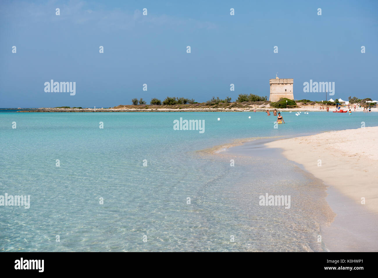 Porto Cesareo, Provinz Lecce, Salento, Apulien, Italien. Die Dünen Strand und die chianca Turm Stockfoto