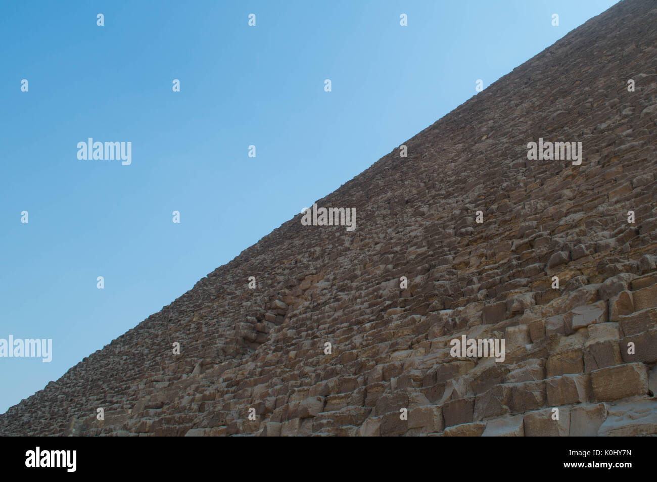 Die eine Seite der Großen Pyramide von Gizeh über den Himmel reisen. Stockfoto