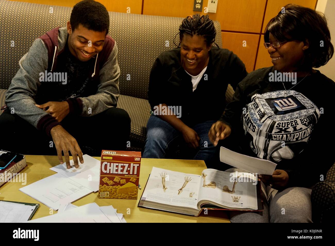 Eine Gruppe von drei Studenten, die lachen und lächeln, studiert zusammen in der Milton S. Eisenhower Bibliothek auf dem Homewood Campus der Johns Hopkins Universität in Baltimore, Maryland, 2015. Mit Freundlicher Genehmigung Von Eric Chen. Stockfoto