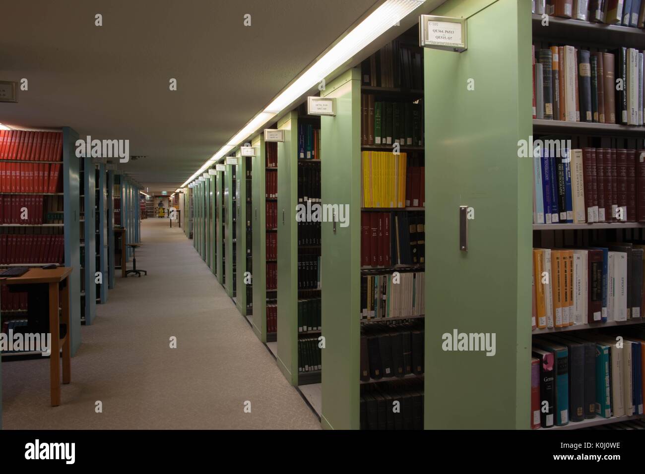 Foto der grünen Bücherregale in der Milton S. Eisenhower Library, 2014. Mit Freundlicher Genehmigung Von Eric Chen. Stockfoto