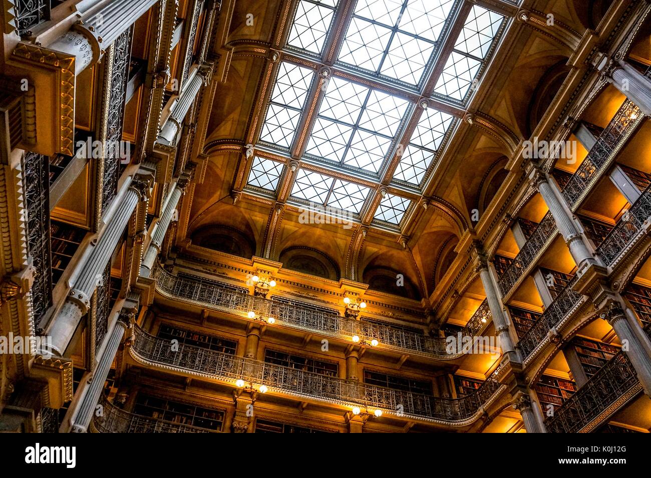 Niedrige Kamera Angle Shot der George Peabody Library, 2016. Mit freundlicher Genehmigung von Eric Chen. Stockfoto