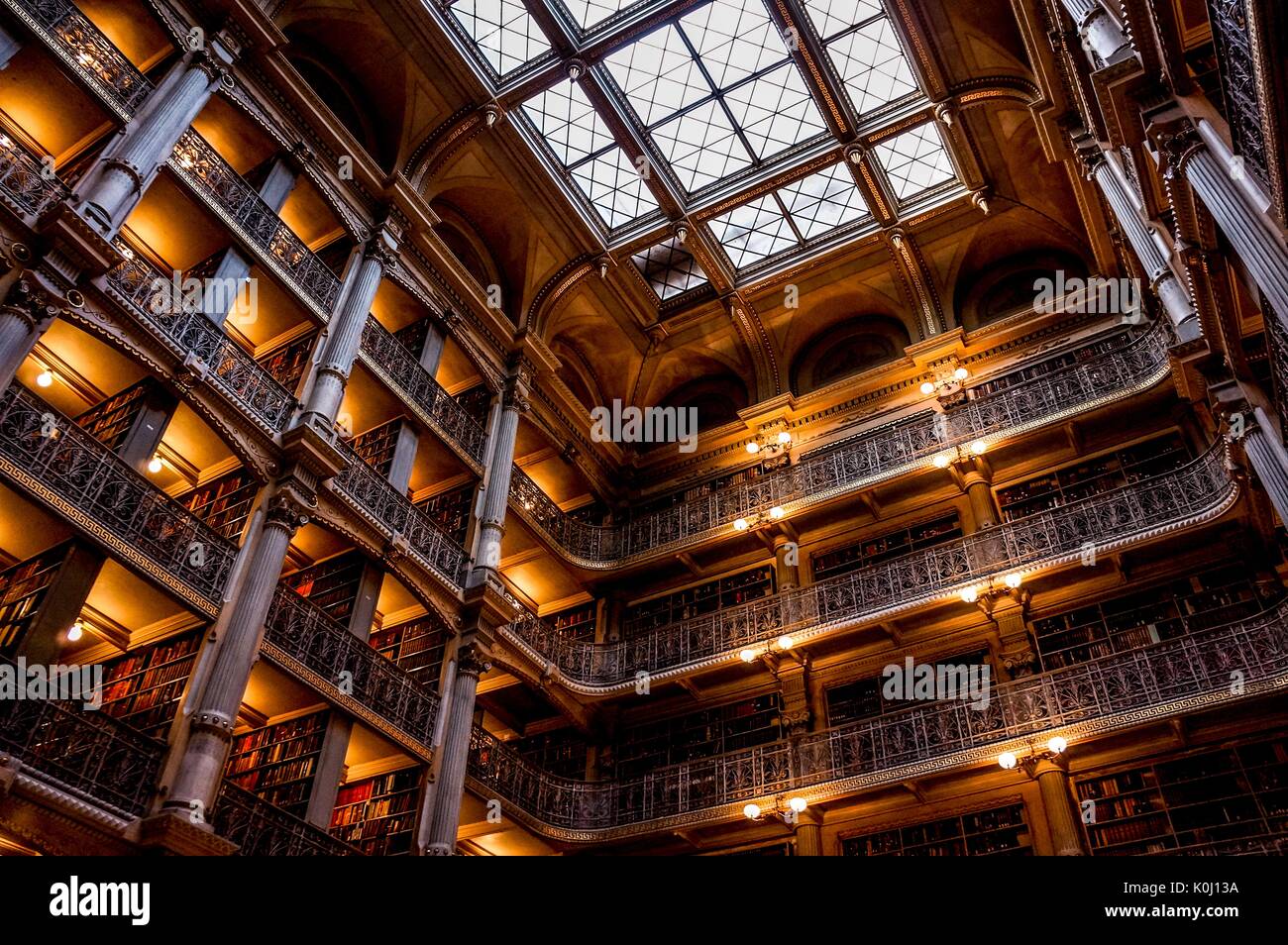 Niedrige Kamera Angle Shot der George Peabody Library, 2016. Mit freundlicher Genehmigung von Eric Chen. Stockfoto