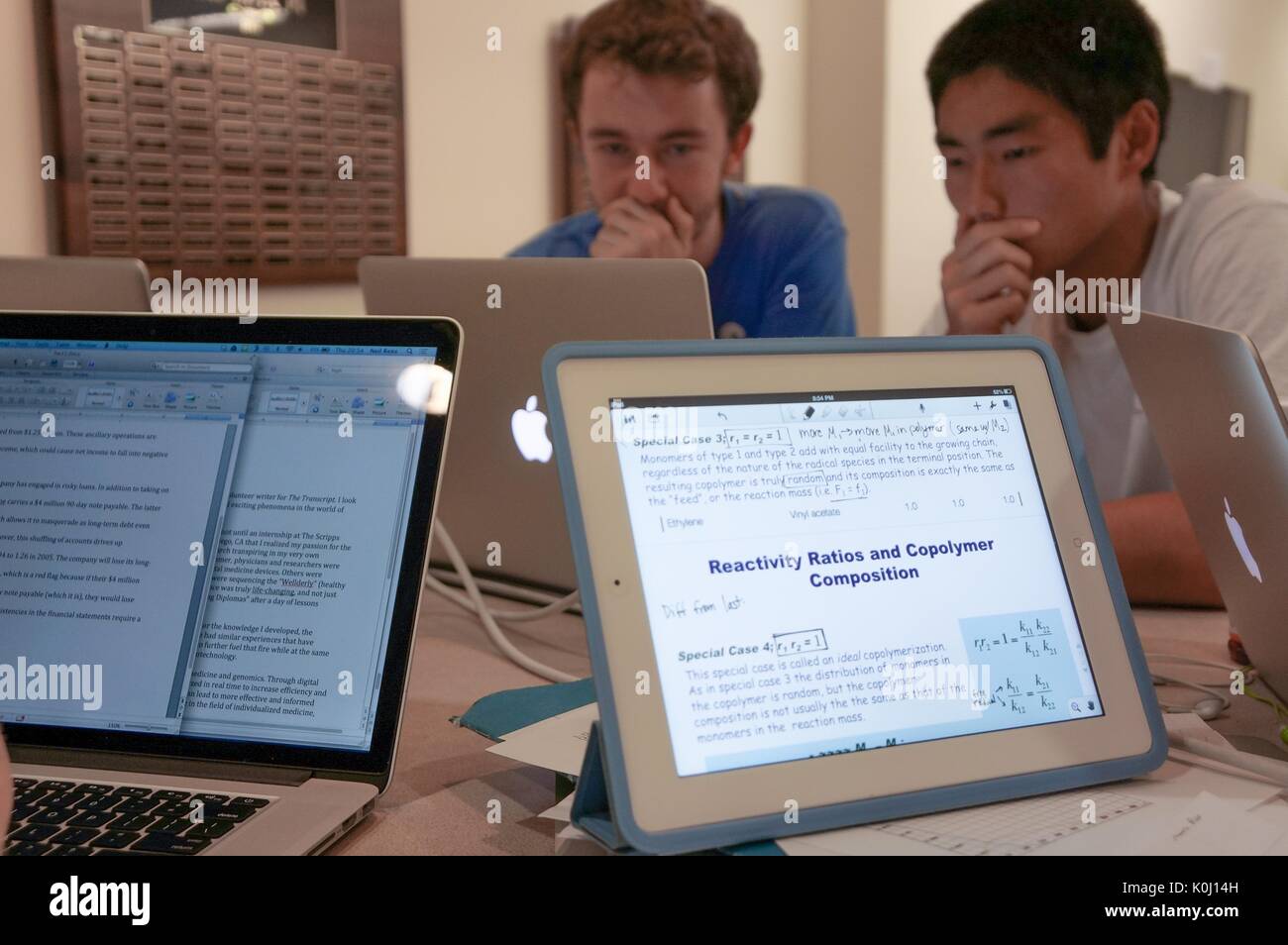 Studenten, die auf der zweiten Stufe, M-Level, der Milton S. Eisenhower Bibliothek, umgeben von Laptops, iPads und Studienmaterialien, 2016. Mit Freundlicher Genehmigung Von Eric Chen. Stockfoto