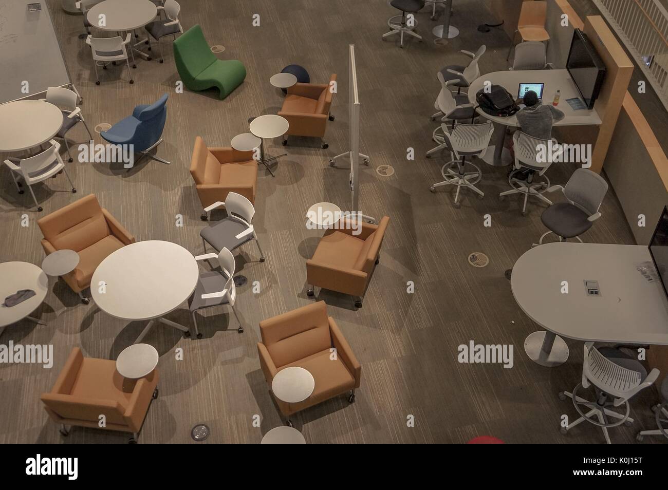 Luftaufnahme der Brody Learning Commons Atrium mit nur ein Schüler an einem Tisch, 2016 sitzen. Mit freundlicher Genehmigung von Eric Chen. Stockfoto