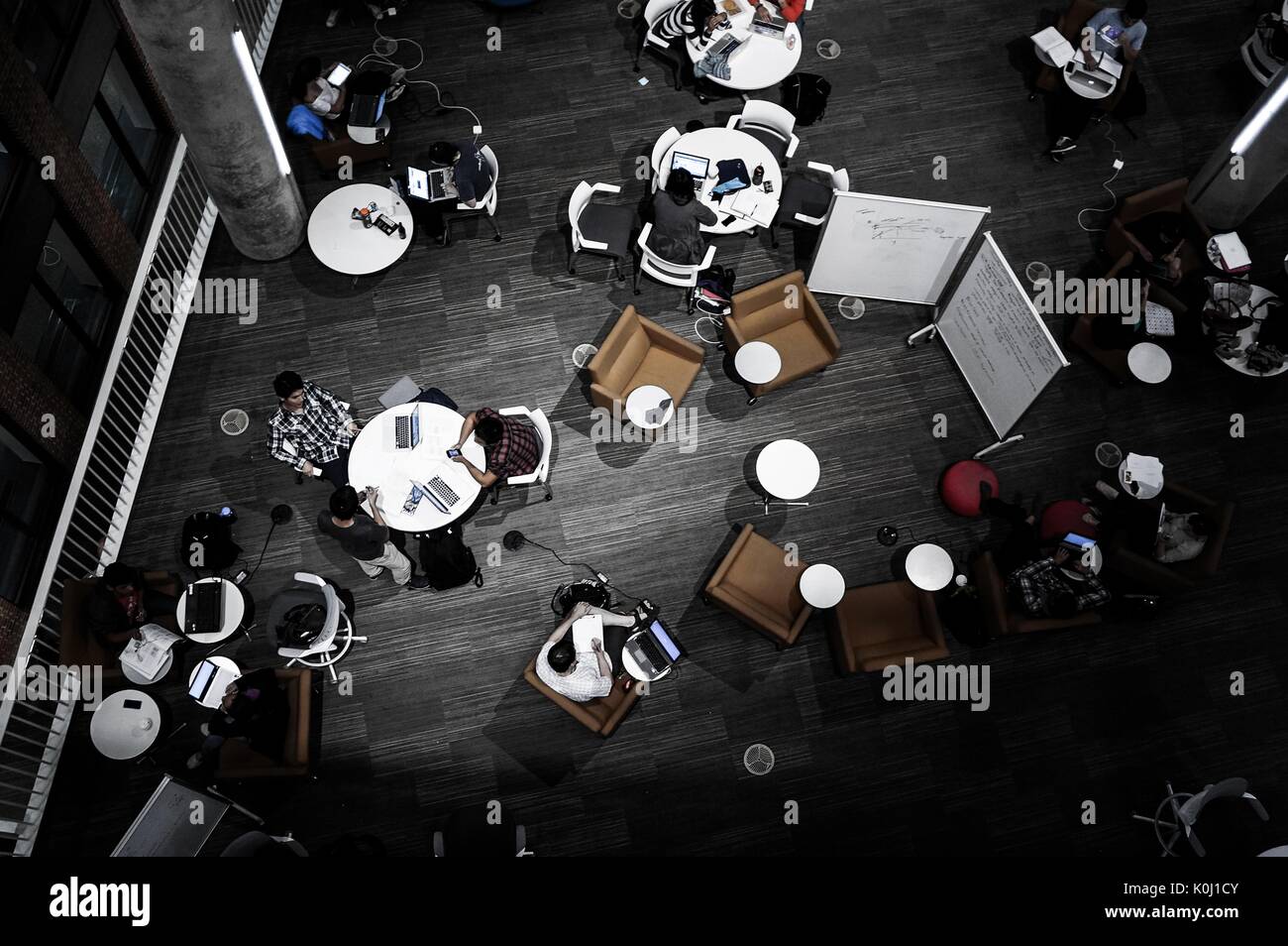 Eine Luftaufnahme der Brody Learning Commons Atrium mit einem dunklen Filter, 2016. Mit freundlicher Genehmigung von Eric Chen. Stockfoto