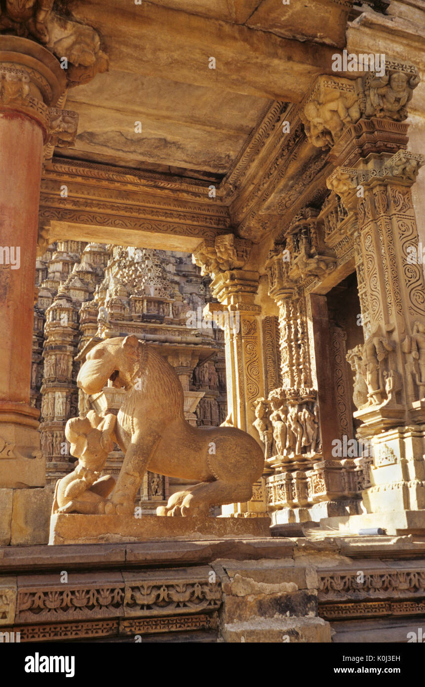 Skulptur eines sardula Streicheln ein Löwe, Mahadeva in westlichen Gruppe, Khajuraho Gruppe von Denkmälern, Madhya Pradesh, Indien Stockfoto