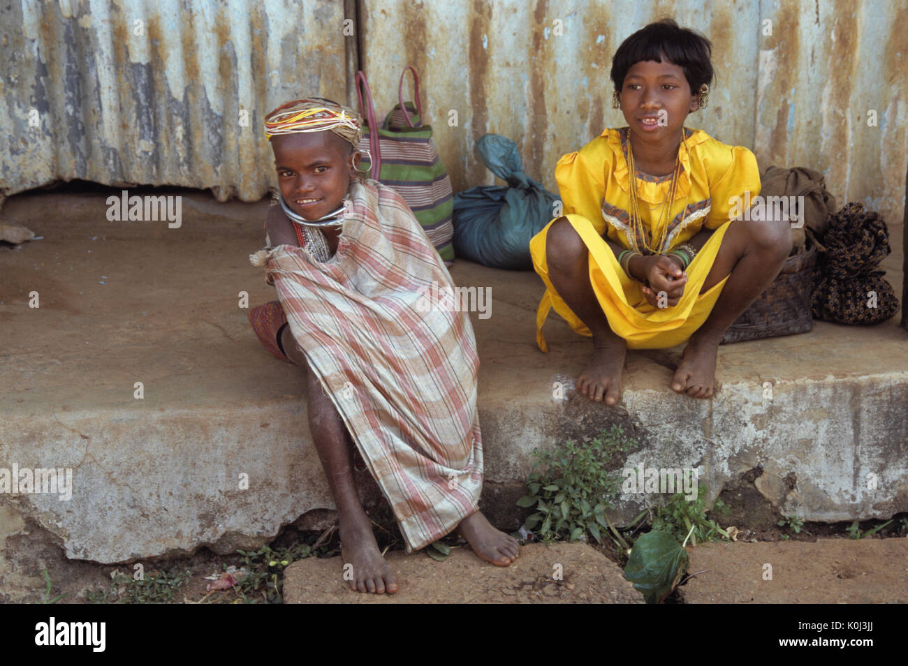 Mädchen in wöchentlichen Stammes- Markt, Onukudeloe, Odisha (Orissa), Indien. Mädchen auf der linken Seite ist der Bonda Stamm. Stockfoto