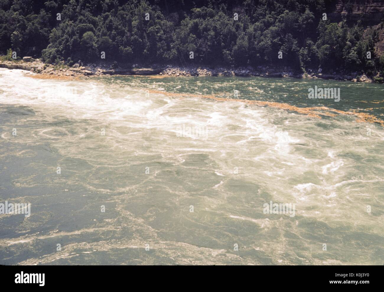 Schnell fließendem, rauhe Wasser in einem Fluss, es Rocky's Bank ist an der Oberseite des Rahmens, der 1960 sichtbar. Stockfoto