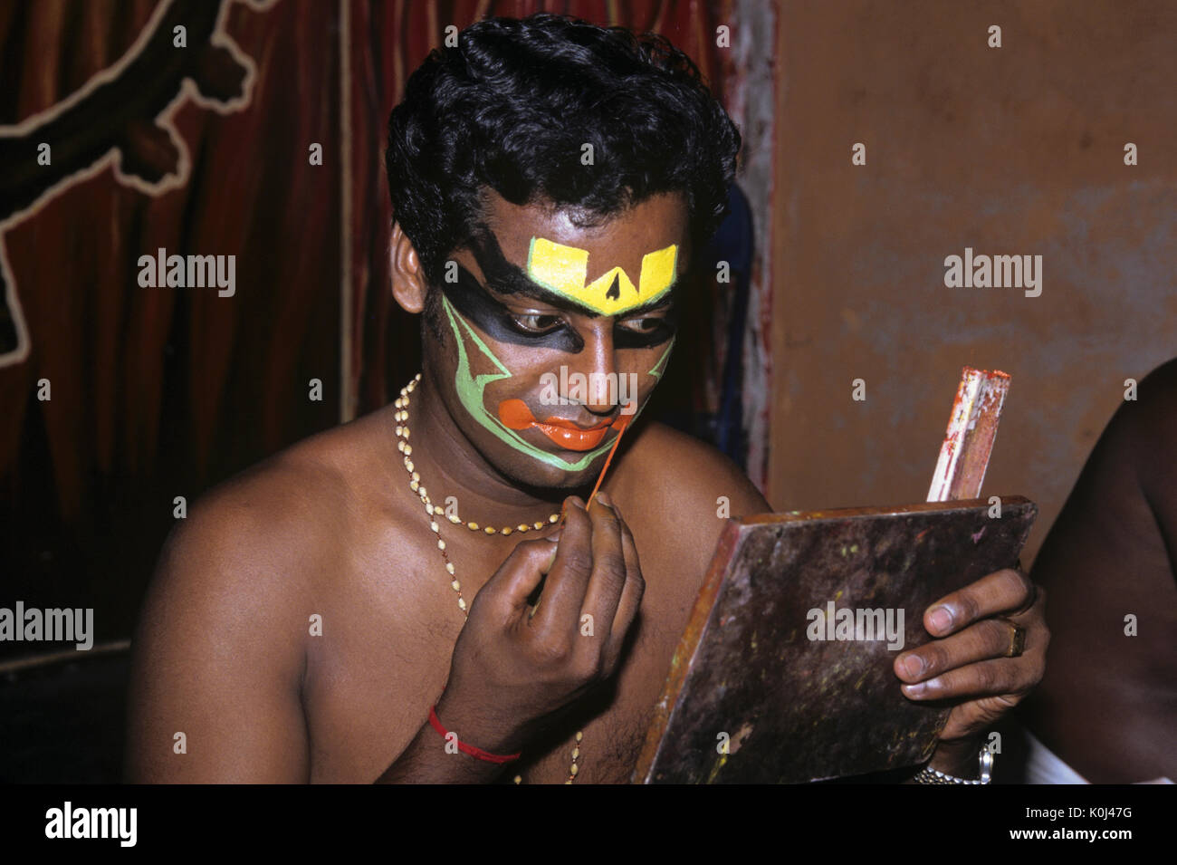 Kathakali interpret Anwendung Make-up, Cochin, Kerala, Indien Stockfoto