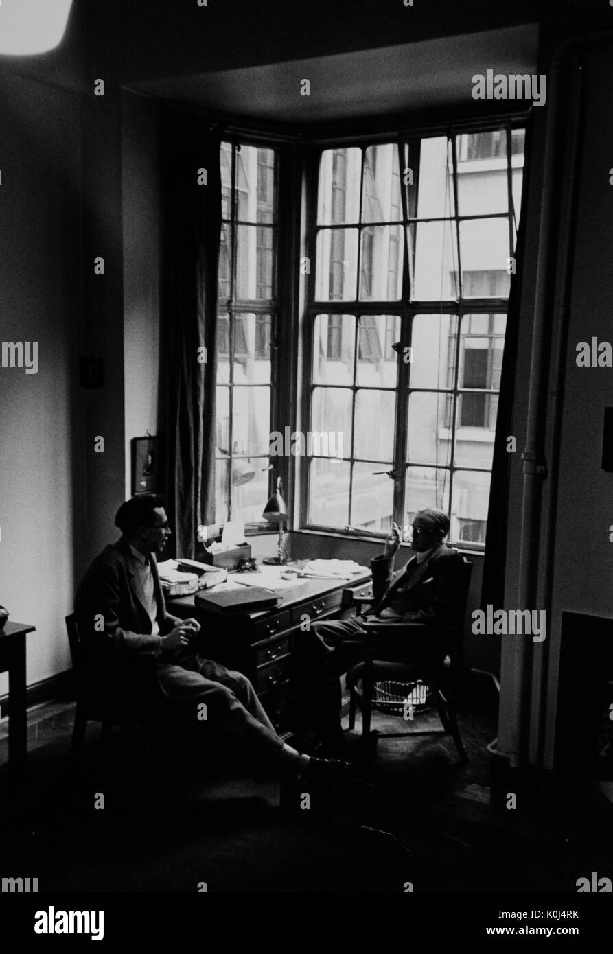 Candid Foto von Akademikern Tom Edward Davis (links) und Thomas Southcliffe Ashton (rechts) in Ashtons Büro an der London School of Economics. 1953. Stockfoto
