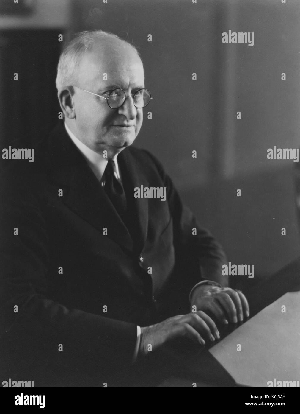 Halbe Länge sitzt Porträt der amerikanischen Physiker Joseph Sweetman Ames, der Professor war, Propst, dann Präsident an der Johns Hopkins Universität. 1935. Stockfoto