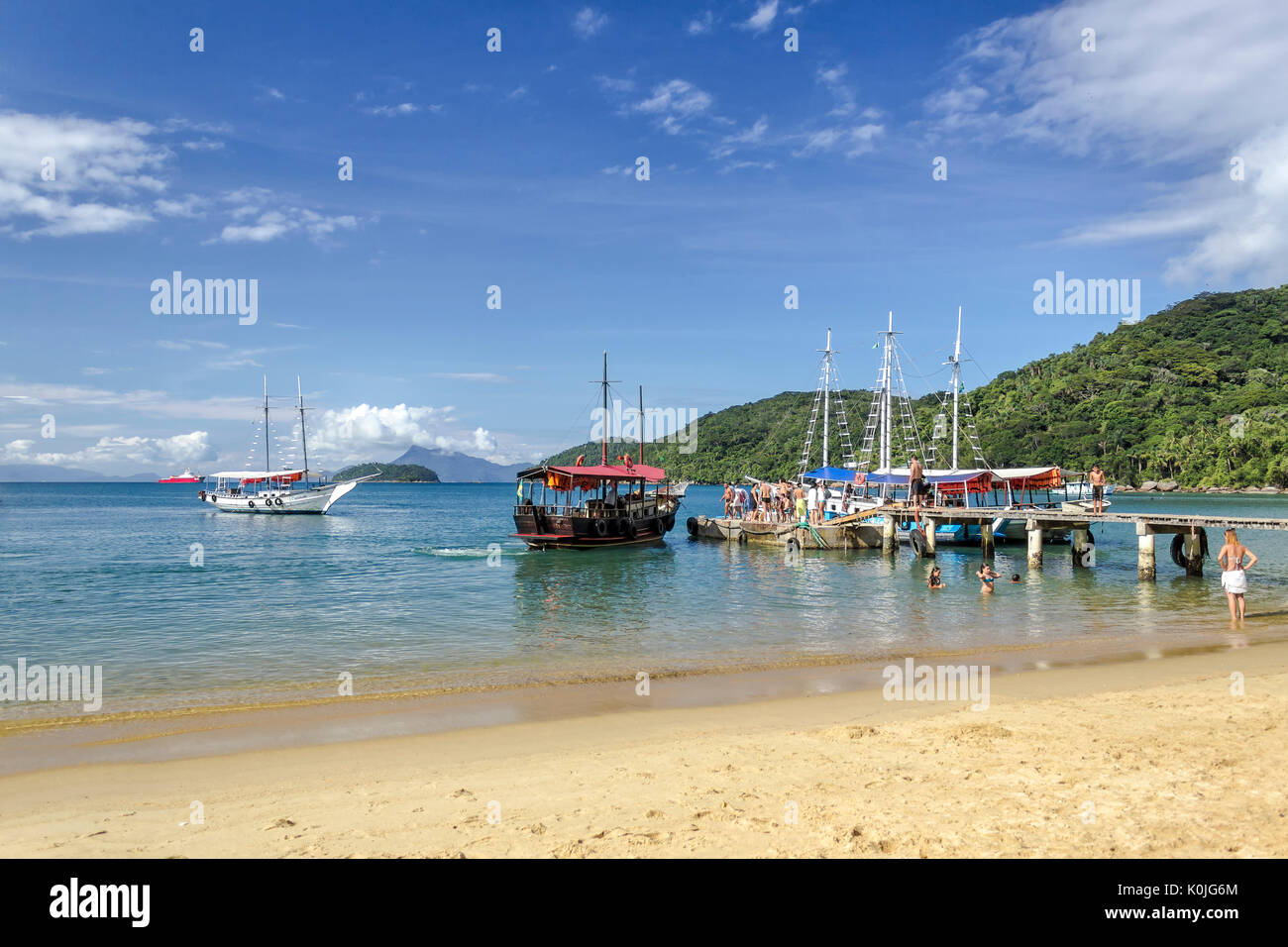 Touristen, die Sloop Boot für eine Tour in Ilha Grande - Angra dos Reis Stockfoto