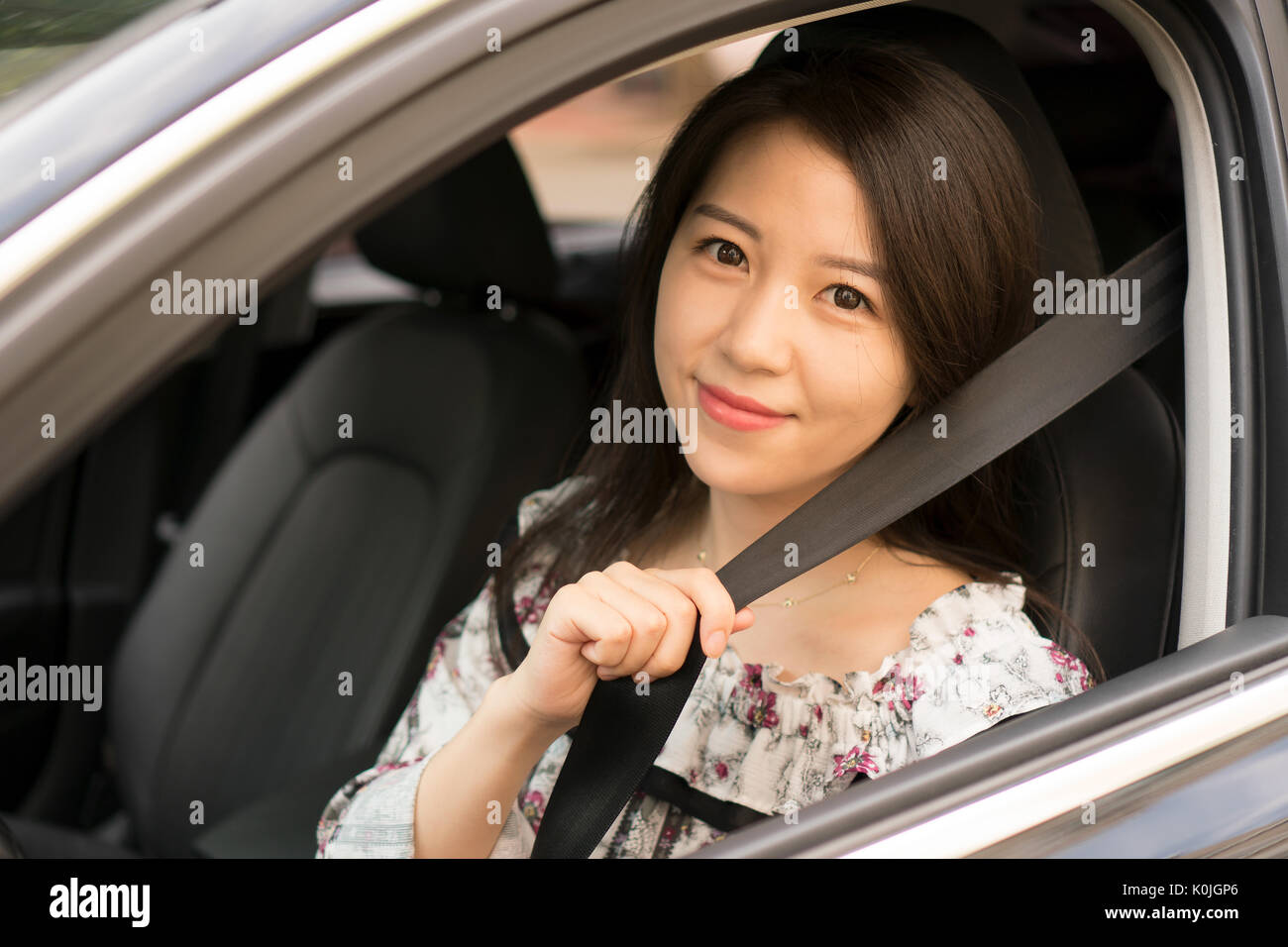 Asiatische Mädchen und Auto Stockfoto