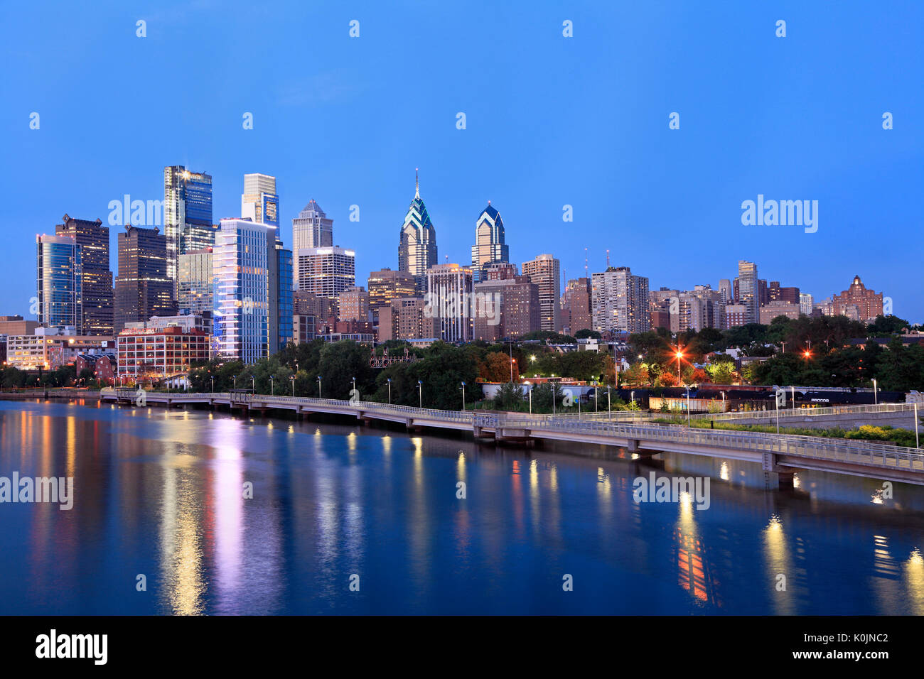 Philadelphia Skyline beleuchtet und reflektiert in der Schuylkill River in der Dämmerung, USA Stockfoto