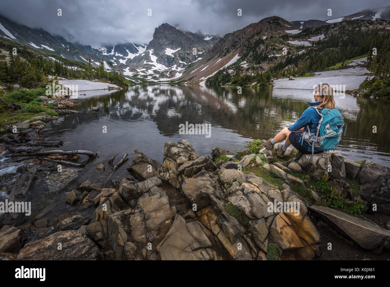 Backpacker sieht am See Isabelle Brainard Lake Recreation Area Colorado Tourismus, Stockfoto