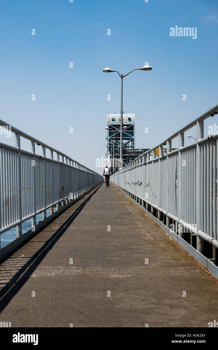 Mann reiten Fahrrad durch die Marine Parkway Brücke - New York City Stockfoto