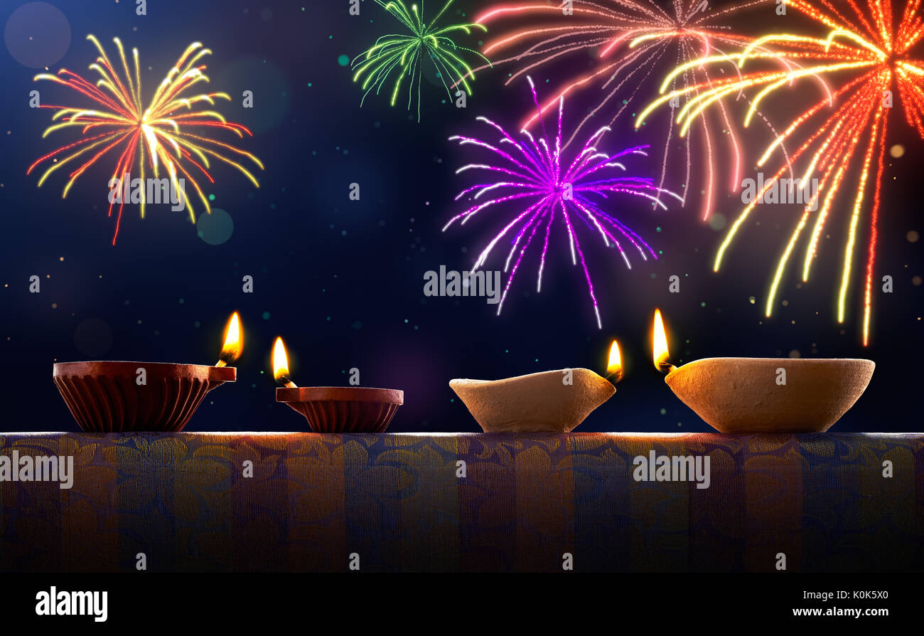 Diwali Feier mit diya Lampen und Feuerwerk Stockfoto