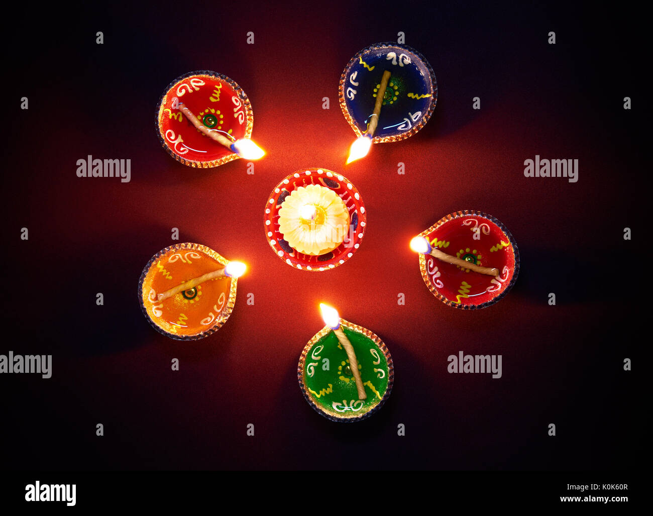 Bunte Ton diya Lampen leuchten bei Diwali Feier Stockfoto