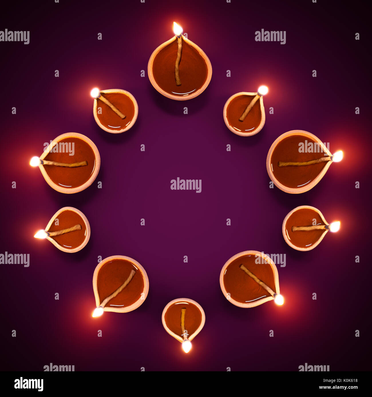 Happy Diwali - Diya Lampen in einem Kreis Bildung Stockfoto