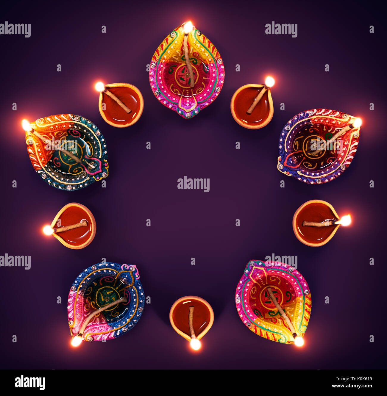 Happy Diwali - Bunte diya Lampen in einem Kreis Bildung Stockfoto