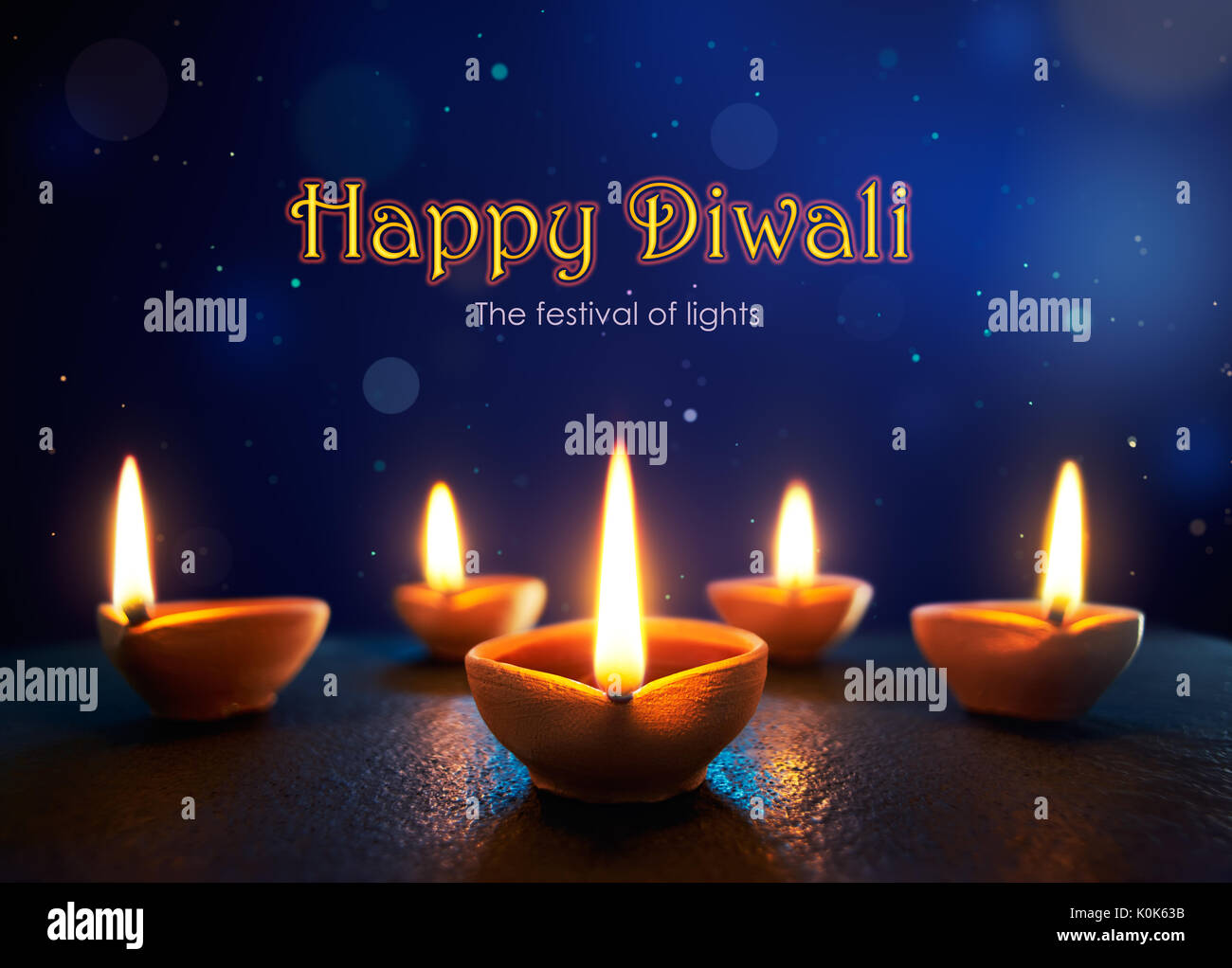 Happy Diwali - beleuchtete diya Lampen im bläulichen Nacht Hintergrund Stockfoto