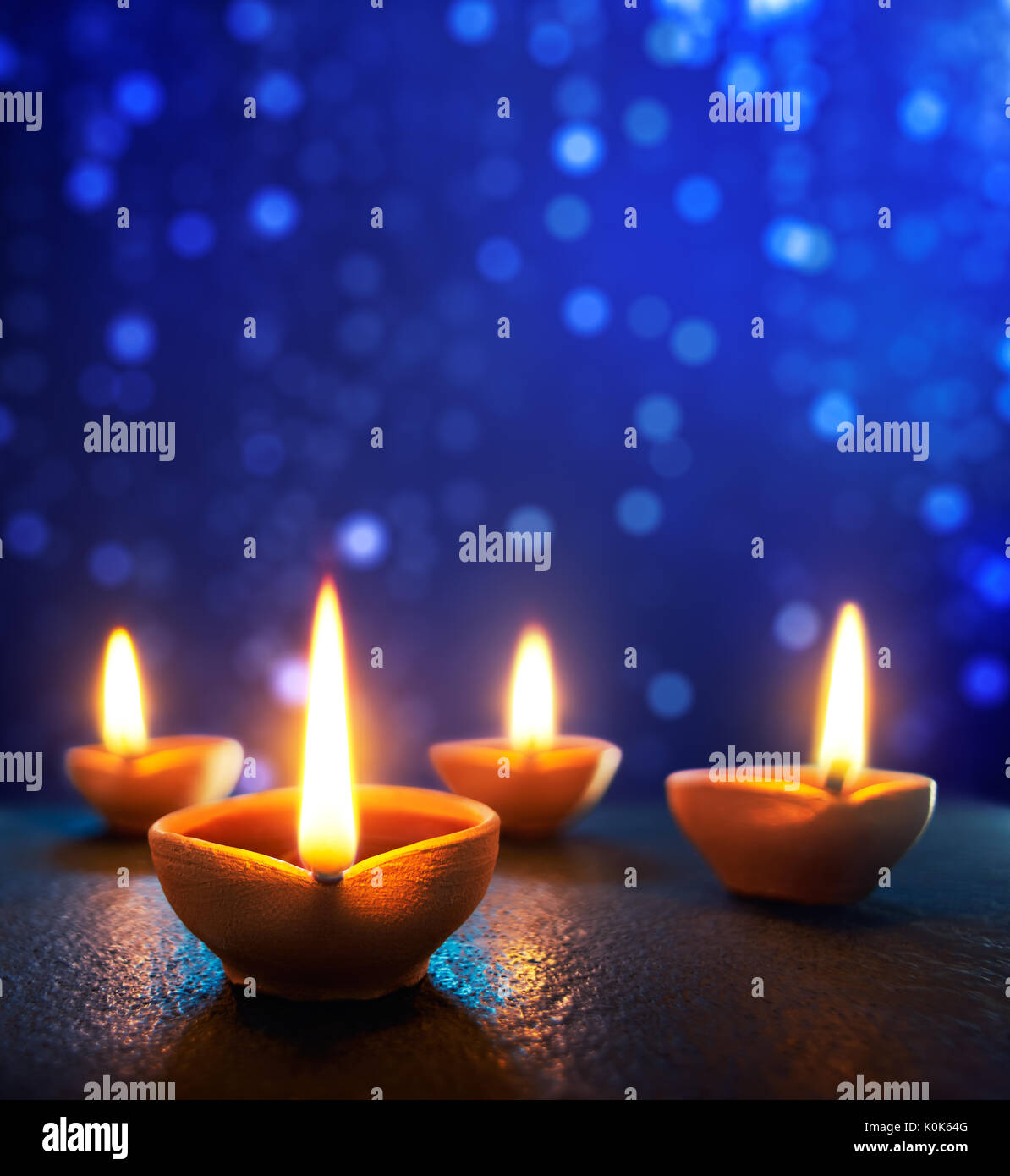 Happy Diwali - Diya Lampen leuchten bei Diwali Feier Stockfoto