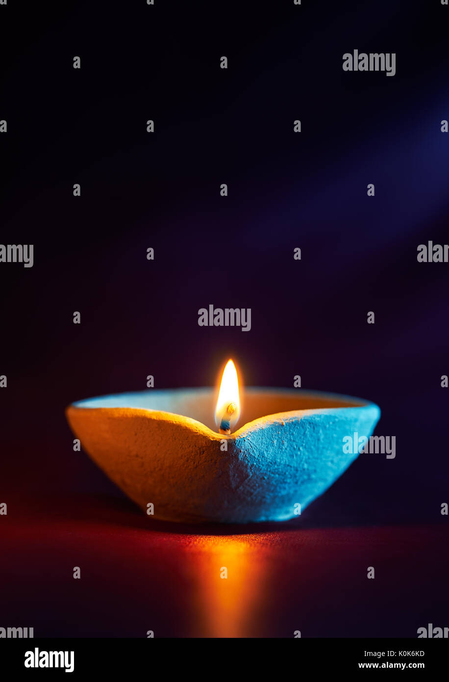 Traditionelle Ton diya Lampen leuchten bei Diwali Feier Stockfoto