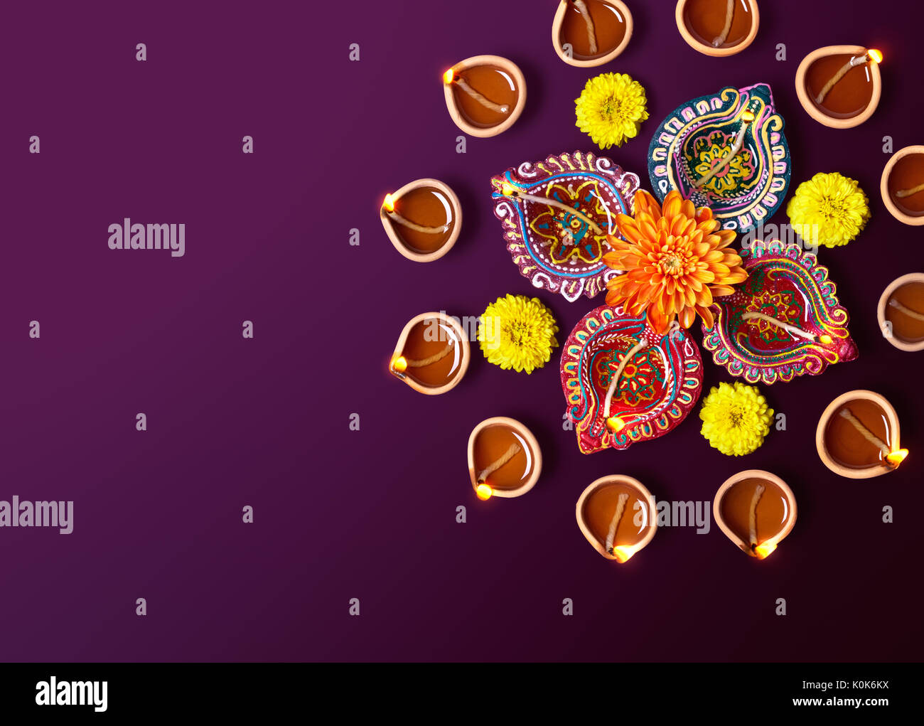 Diwali öl Lampe - Bunt Ton diya Lampen mit Blumen Stockfoto