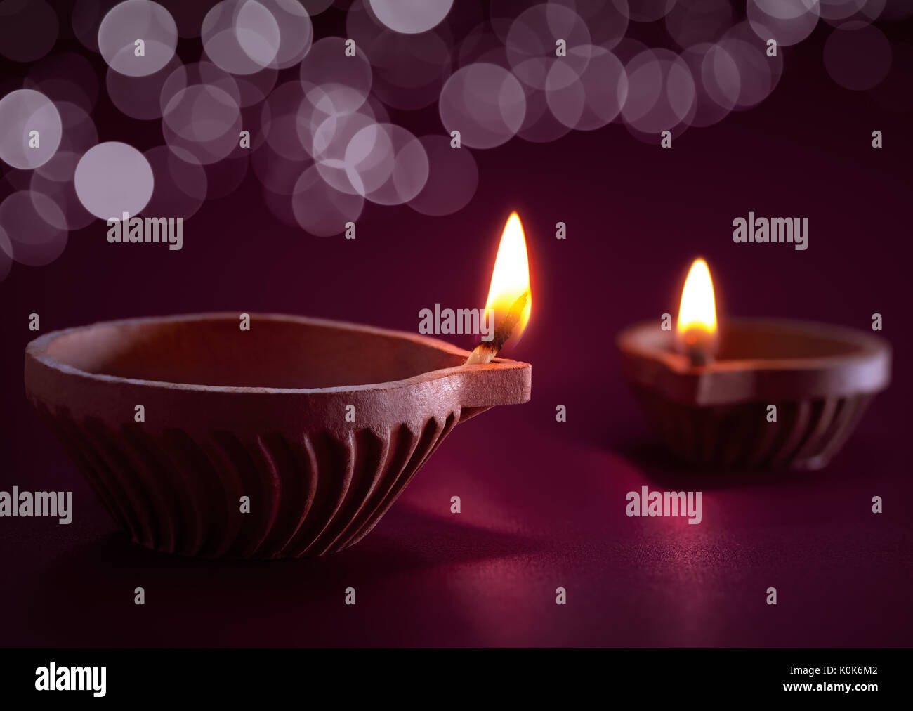 Traditionelle Ton diya Lampen leuchten bei Diwali Feier Stockfoto