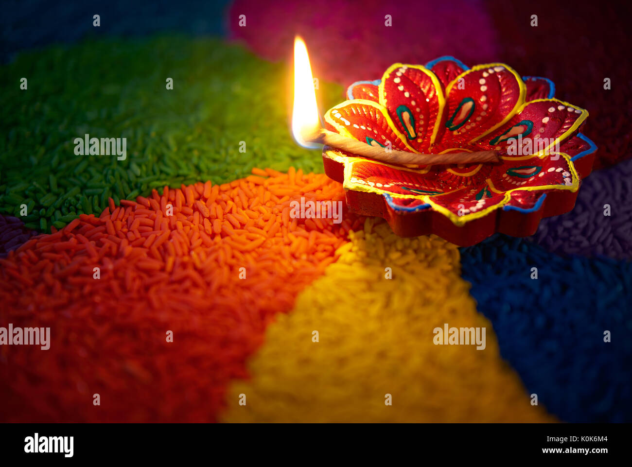 Diwali öl Lampe - Diya Lampe leuchtet auf bunten Rangoli Stockfoto