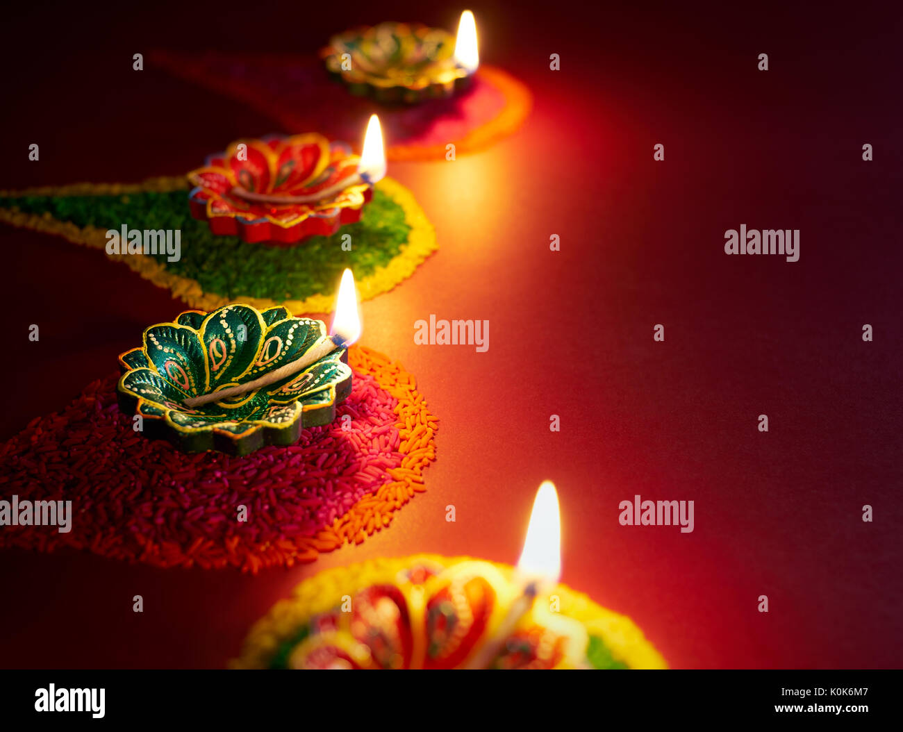 Diwali öl Lampe - Diya Lampe leuchtet auf bunten Rangoli Stockfoto