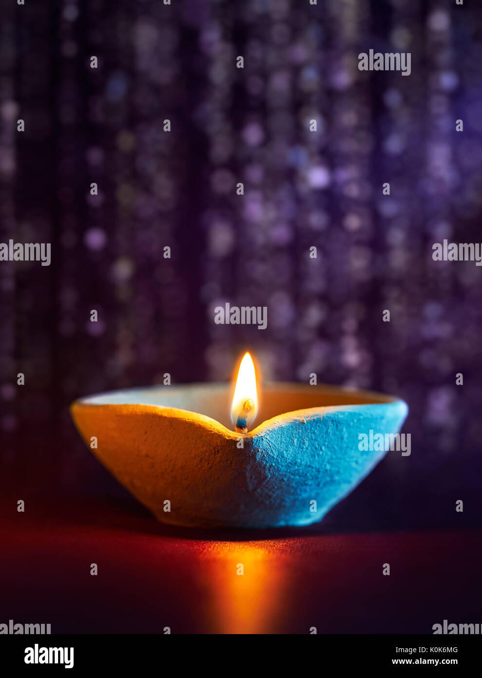 Traditionelle Ton diya Lampen leuchten bei diwali Feier Stockfoto