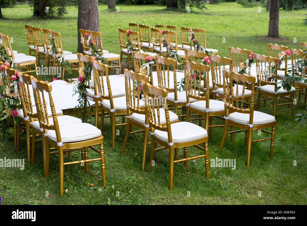 Dekorierte Stühle im Garten Stockfoto