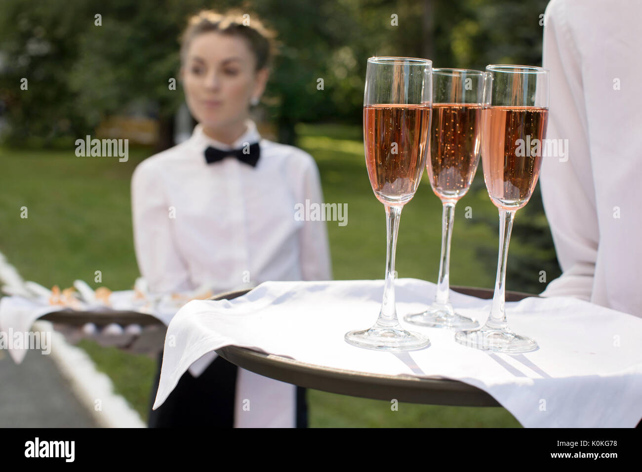 Erntegut Kellner mit Tablett mit Gläsern zum Ereignis Stockfoto