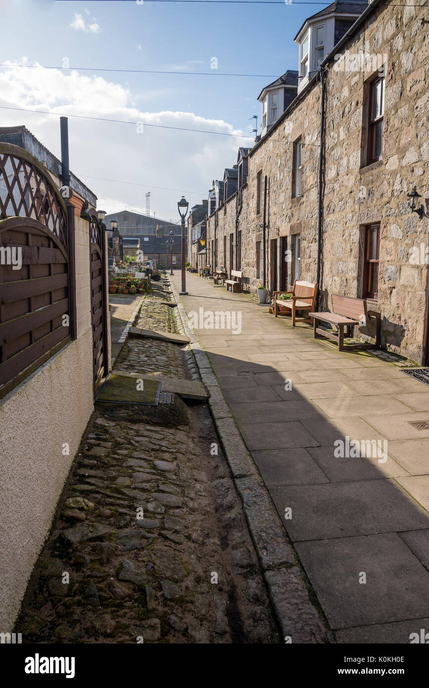 Einen ruhigen Norden Square Walking Street mit zweistöckigen Häusern aus Granit direkt am Meer und Strand in Aberdeen, Schottland Stockfoto
